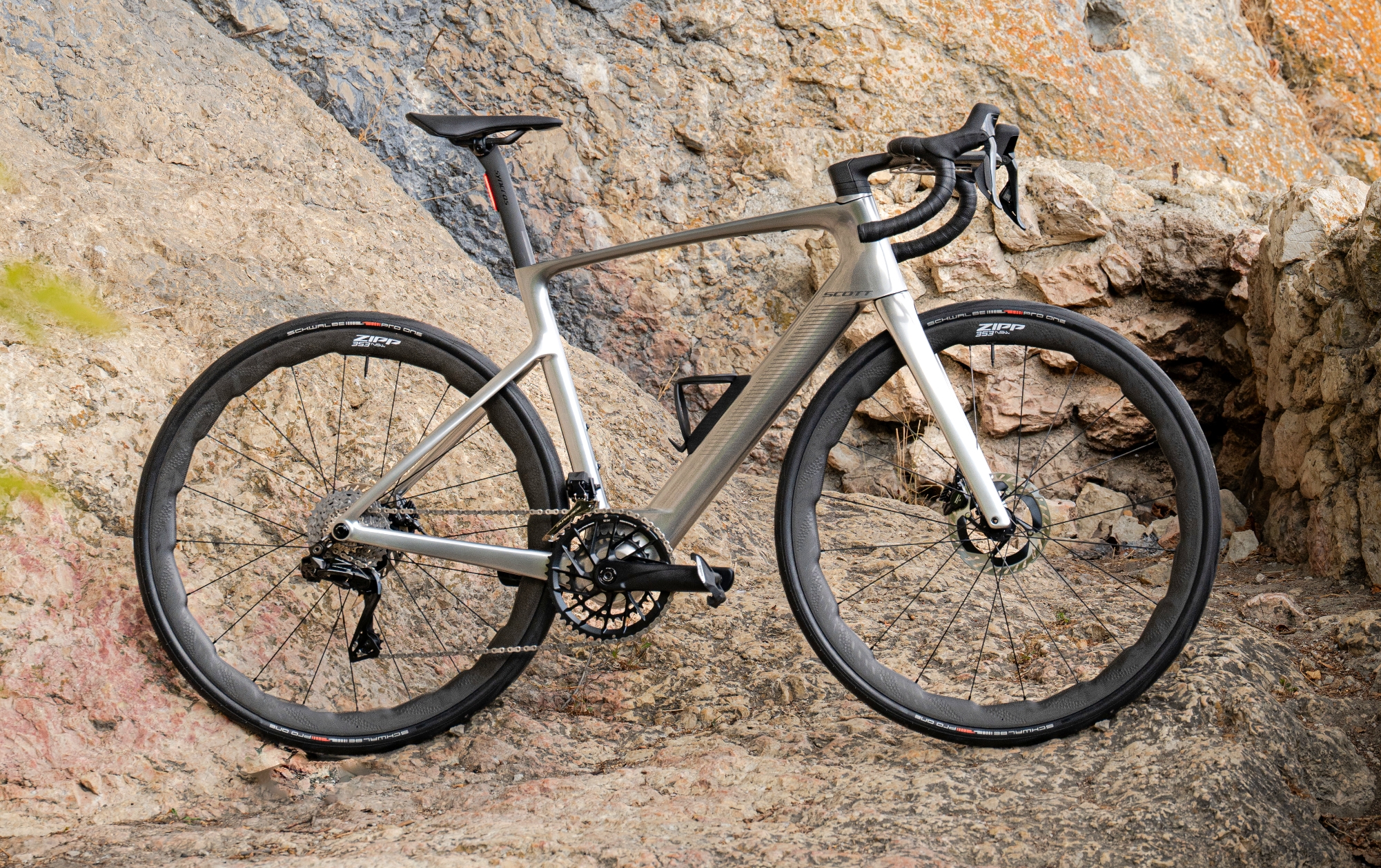 Esta nueva bicicleta eléctrica no lo parece: además, pesa muy poco (Foto: Scott).