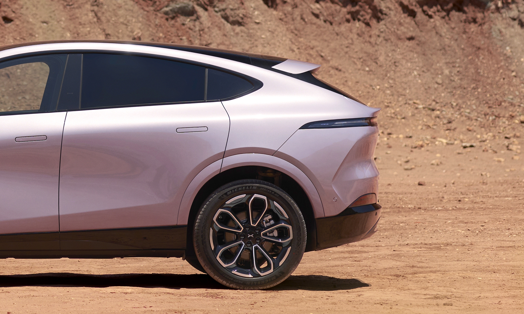 Xpeng ofrecerá el G6 EREV con 325 km de autonomía eléctrica.