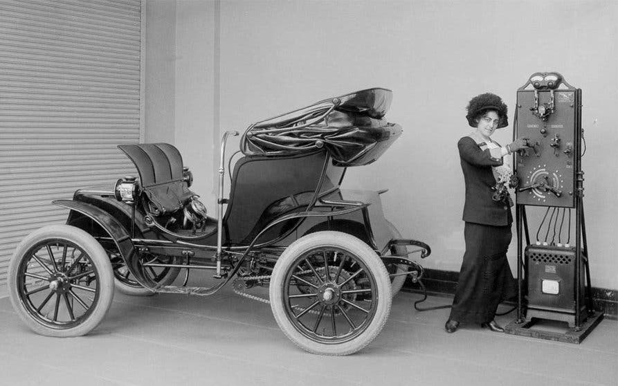  La historia del coche eléctrico arranca a principios del siglo XX, aunque fue en la década de los 70, con la crisis del petróleo cuando arranca la segunda vida de esta tecnología. Imagen: Hall of Electrical History Foundation. 