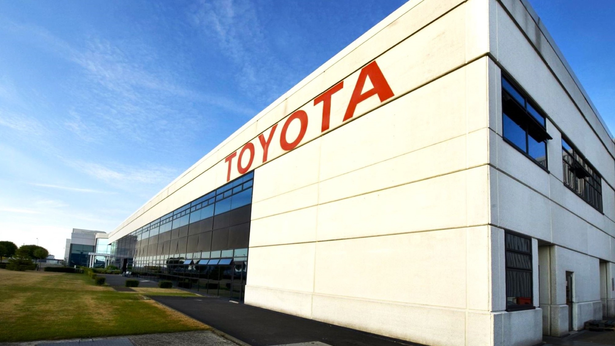 La Duda Millonaria de Toyota: Pausa su Fábrica de Baterías y Arriesga 33,7M€ por Incertidumbre en el Coche Eléctrico