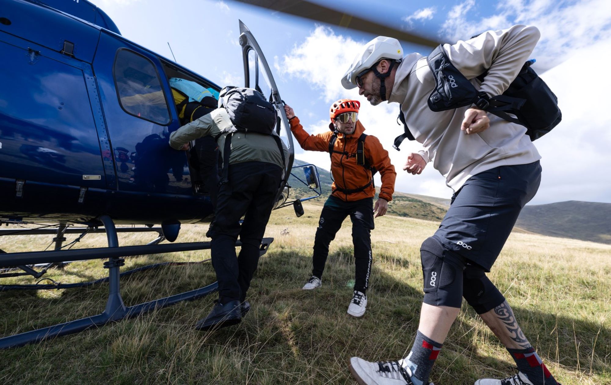 Hasta en helicóptero tuvieron que viajar para llegar a las mejores rutas de Los Cárpatos (Foto: Mondraker).