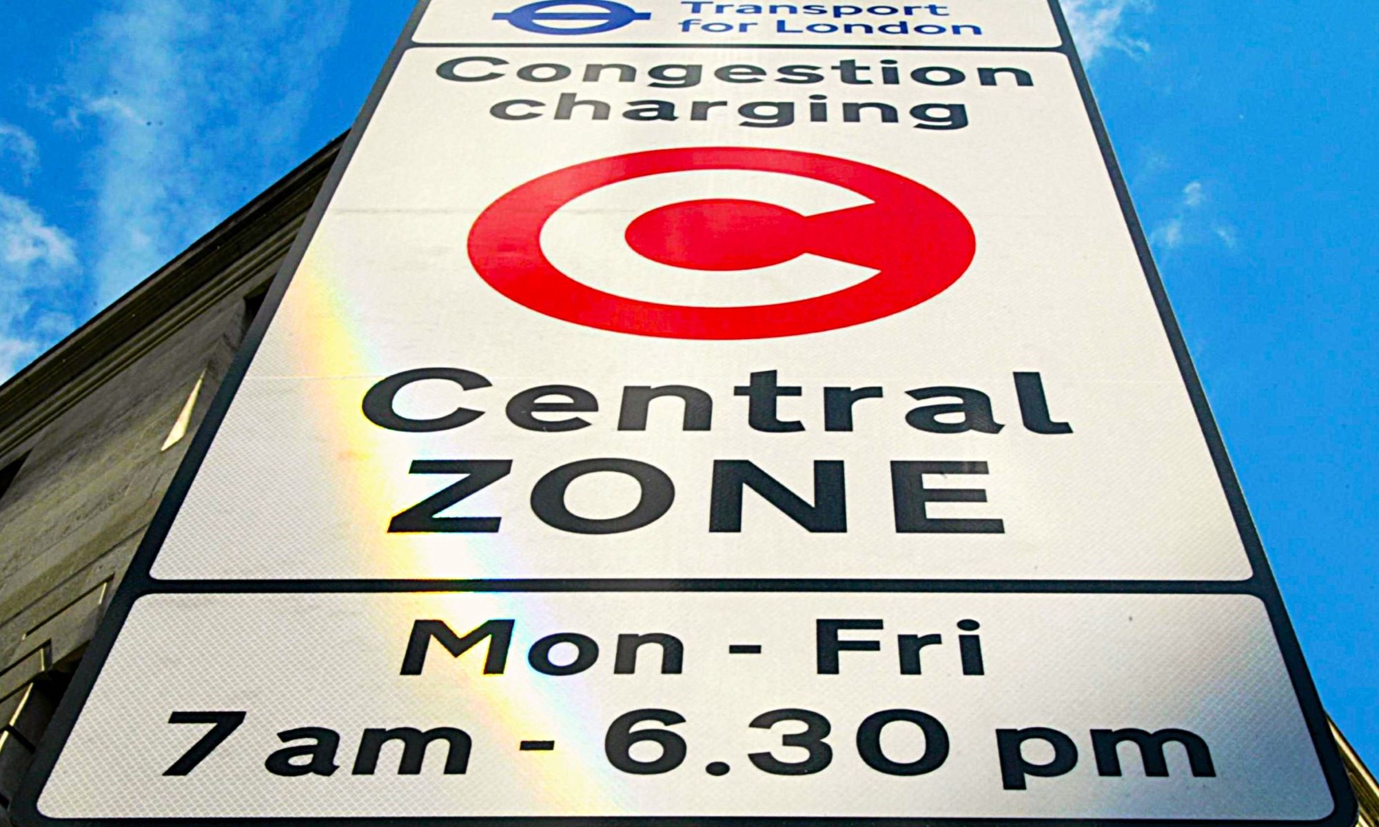 Esta gran ciudad es la primera del mundo en aplicar una tasa diaria a los coches eléctricos, que ya sufrirán un nuevo impuesto.