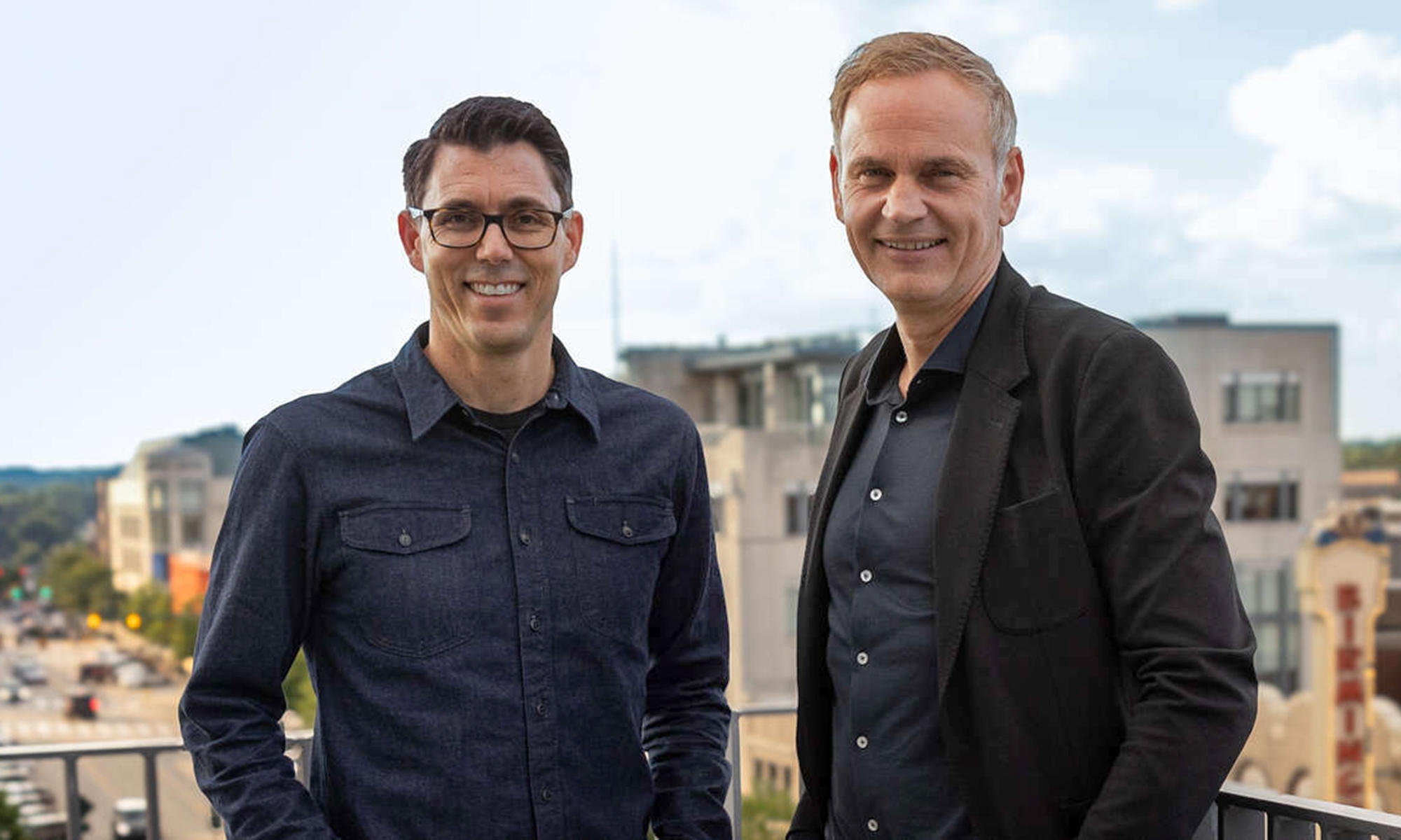 RJ Scaringe, CEO de Rivian, y Oliver Blume, CEO del Grupo Volkswagen, sellaron una asociación hace casi un año.