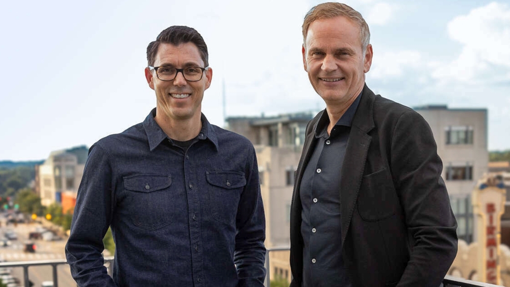 RJ Scaringe, CEO de Rivian, y Oliver Blume, CEO del Grupo Volkswagen, sellaron una asociación hace casi un año.