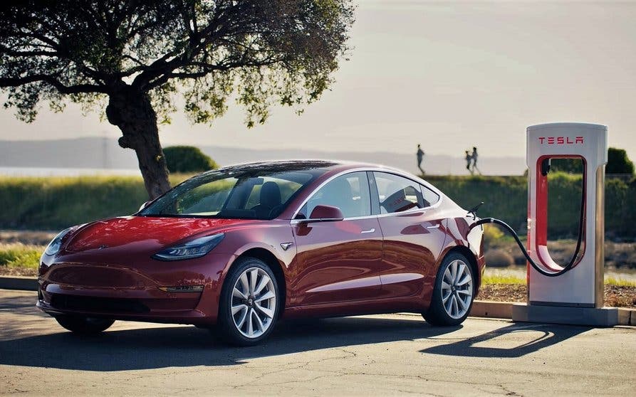  Tesla Model 3 durante una recarga 