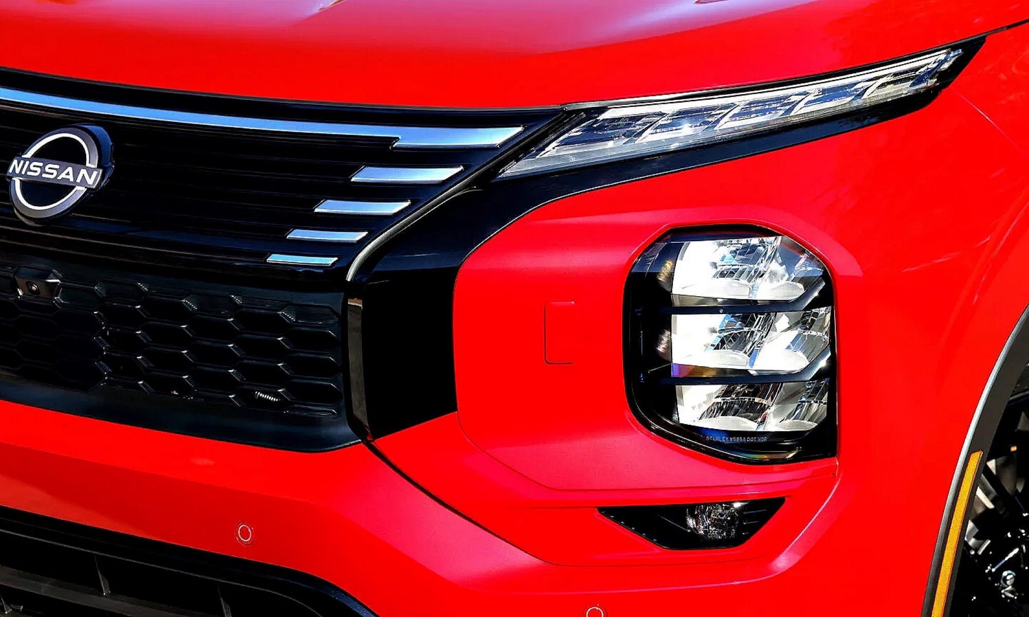 Nissan ya no sólo copia a Renault: ahora lo ha hecho a su otro socio con su nuevo coche híbrido enchufable.