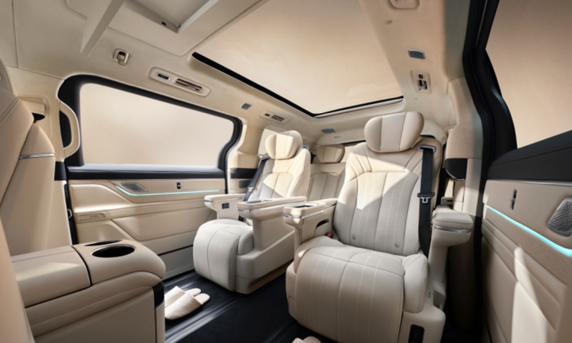 El Galaxy V900 ofrece tres filas de pasajeros y hasta 8 asientos.