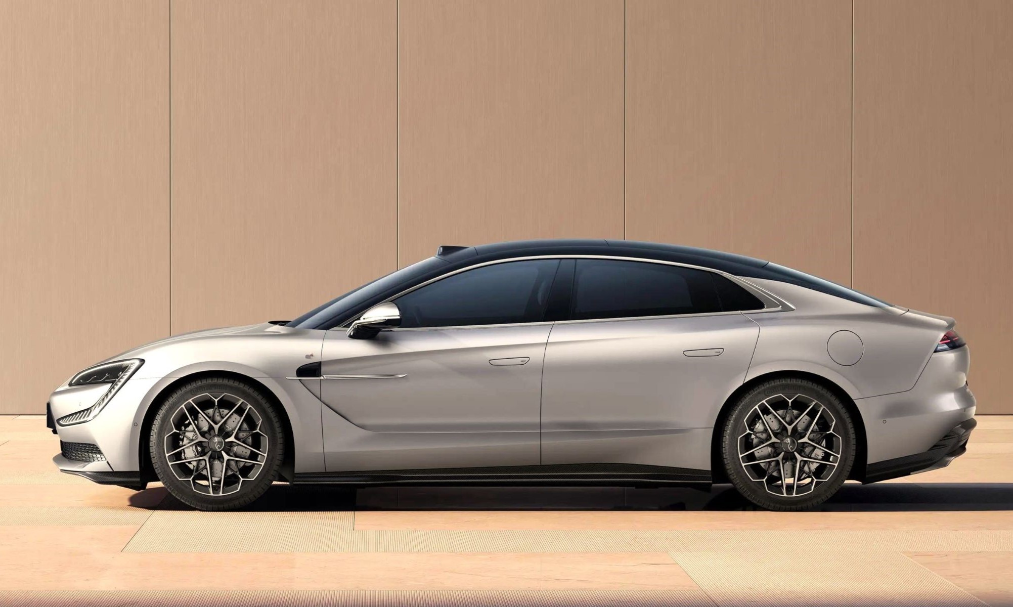 El Yangwang U es una berlina de lujo fabricada por BYD que, con 1.341 CV, está a la altura o es incluso mejor que cualquier Mercedes.