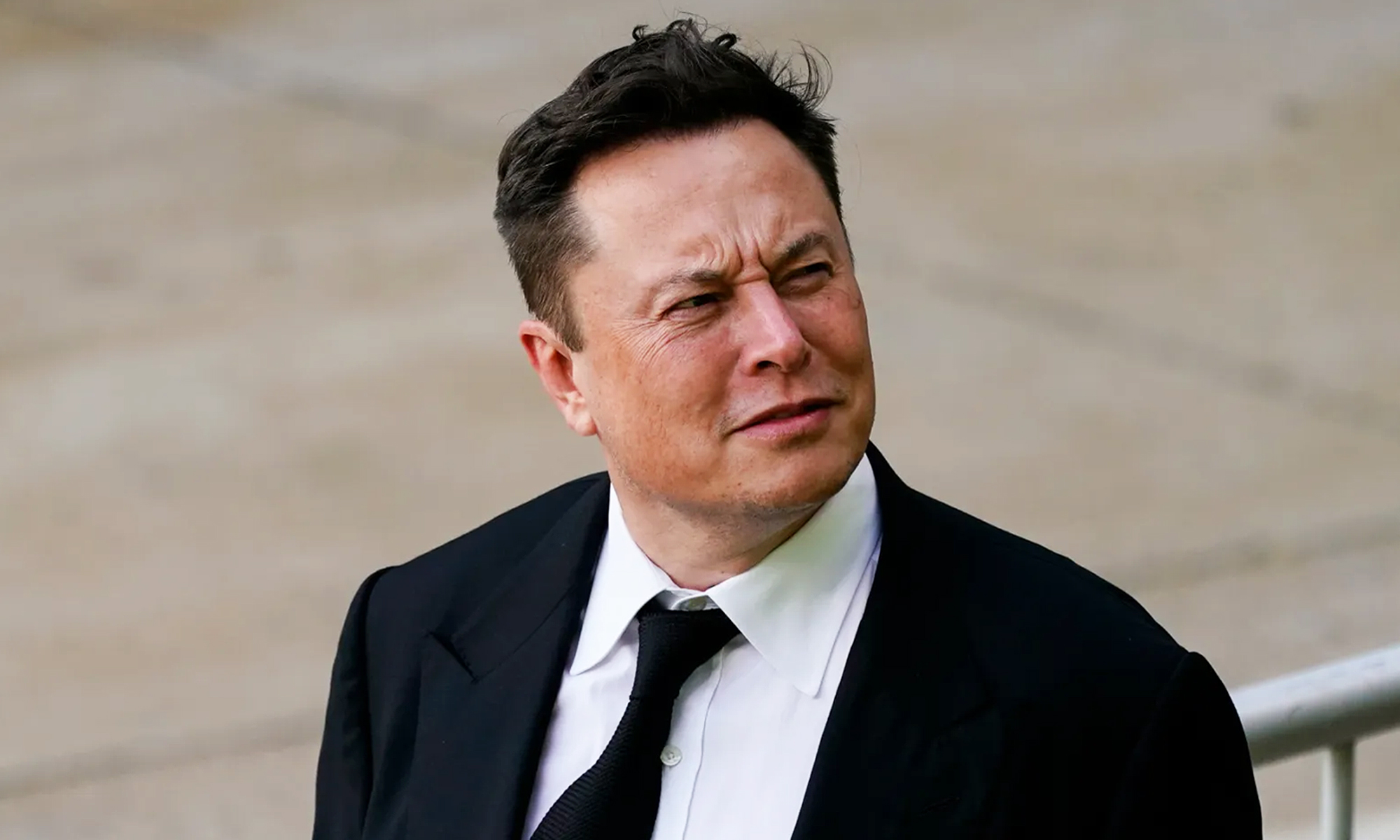 peter thiel reduce acciones tesla elon musk