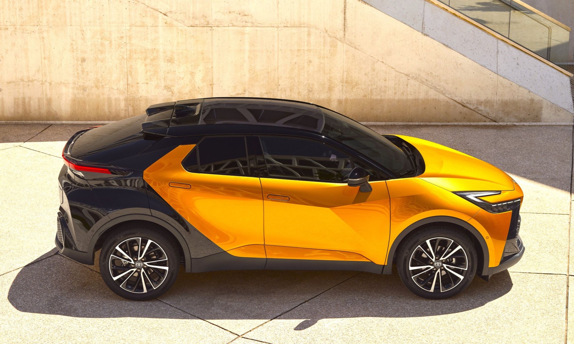 Las baterías de los híbridos de Toyota, como este C-HR, ofrecerán hasta 250.000 km de garantía, las de los eléctricos, hasta 1.000.000 km.