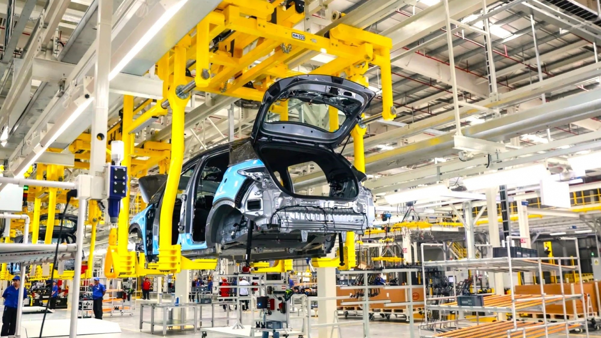 BYD producirá coches en Europa en 2026: Stella Li lo confirma, pero el misterio de la fábrica en España continúa