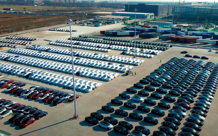  Cientos de unidades del Tesla Model Y esperan en las campas de la Gigafactoría de Shanghái su turno de distribución. 