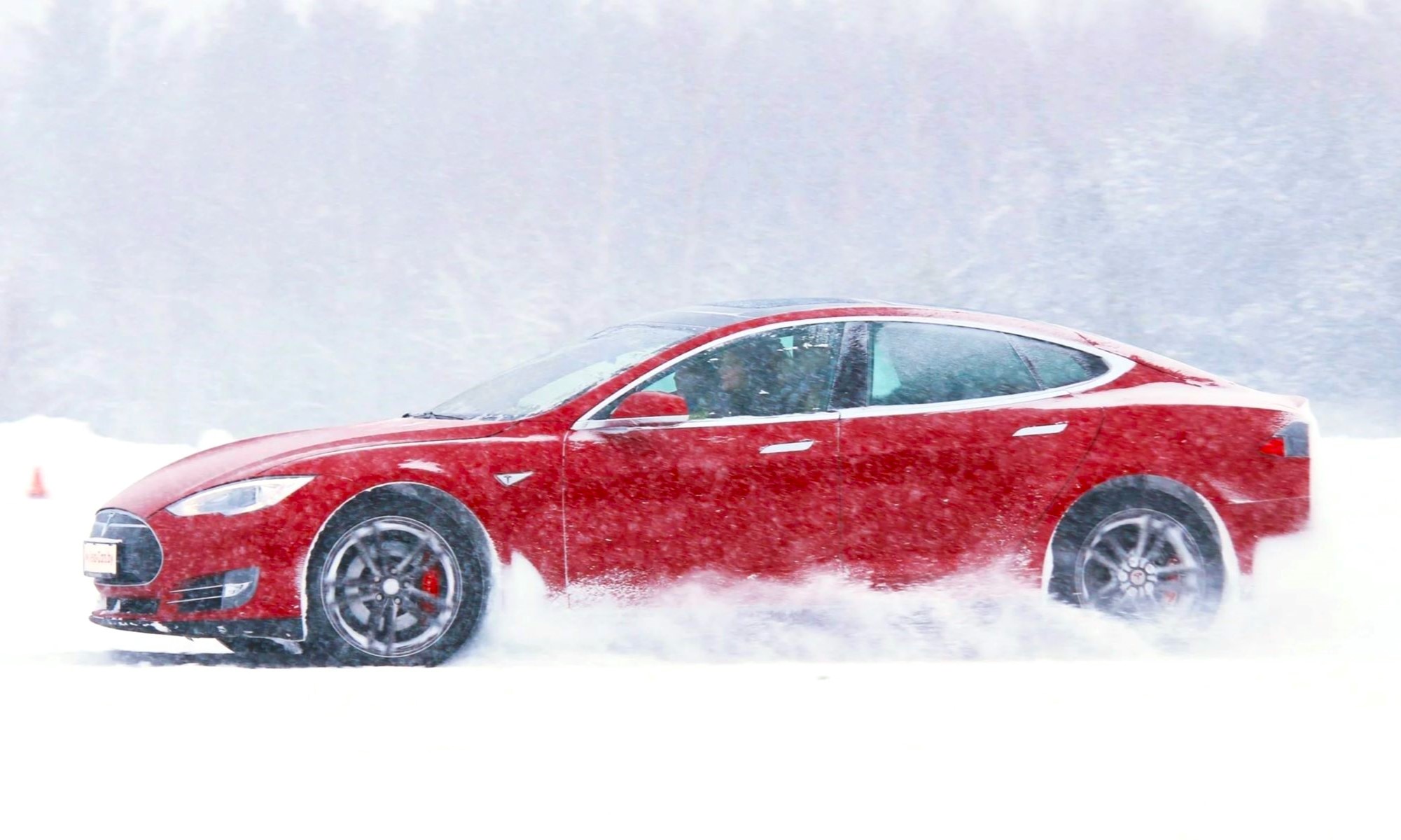 Cuando llega el frío, los coches eléctricos pierden autonomía. Un estudio revela cuál es la mejor marca del mundo en estas circunstancias.