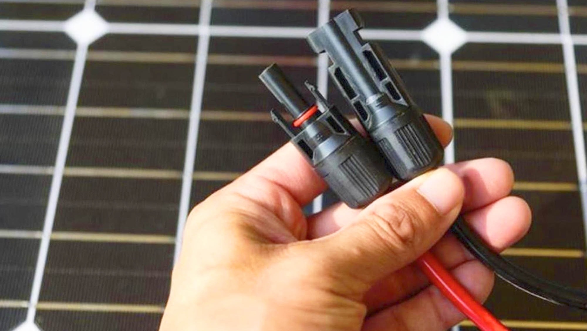 España se inventa una ‘nueva’ energía fotovoltaica que aumenta un 40 % la eficiencia de los paneles y un 50 % la generación solar – Híbridos y Eléctricos