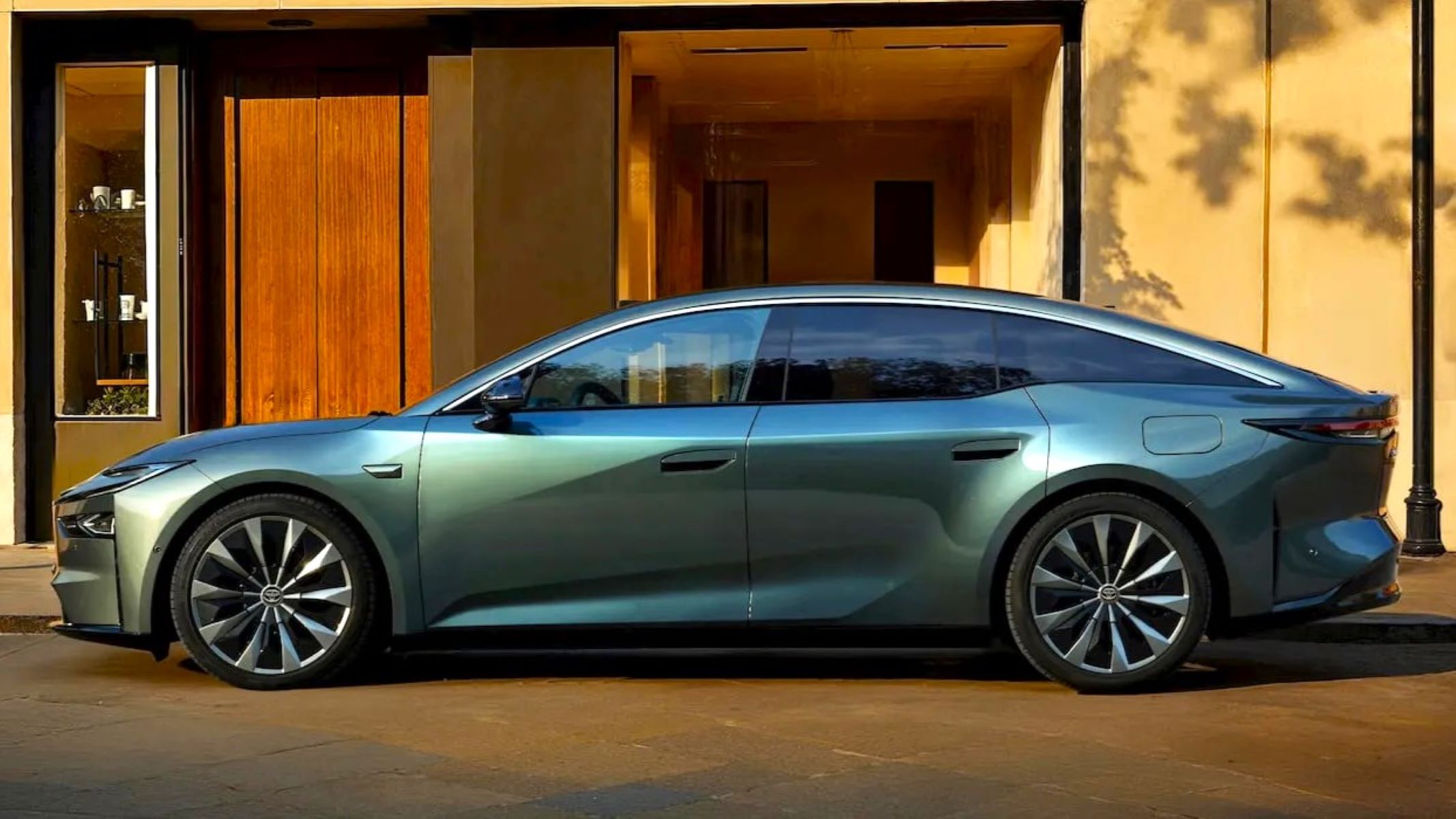 Con motor y sistema operativo de Huawei y una tecnología exclusiva de Xiaomi, esta berlina de Toyota plantará cara a los Tesla en China.