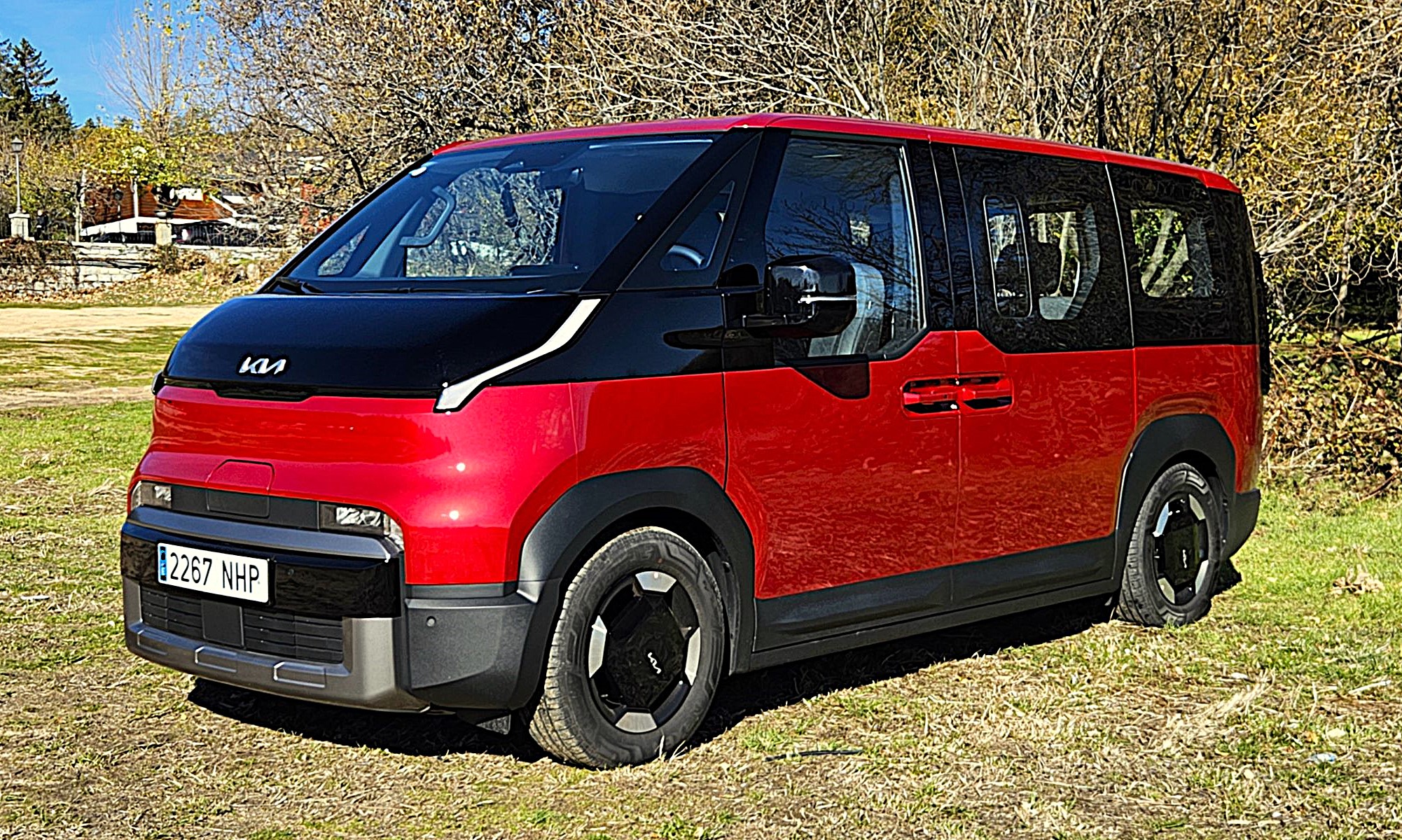 El KIA PV5 es un refinado comercial o monovolumen eléctrico  que alcanza 160 km/h y gasta algo más de 19 kWh cada 100 km.