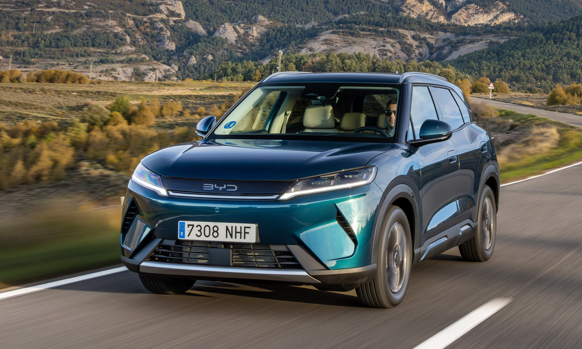 El BYD Atto 2 DM-i es la variante híbrida enchufable del SUV urbano.