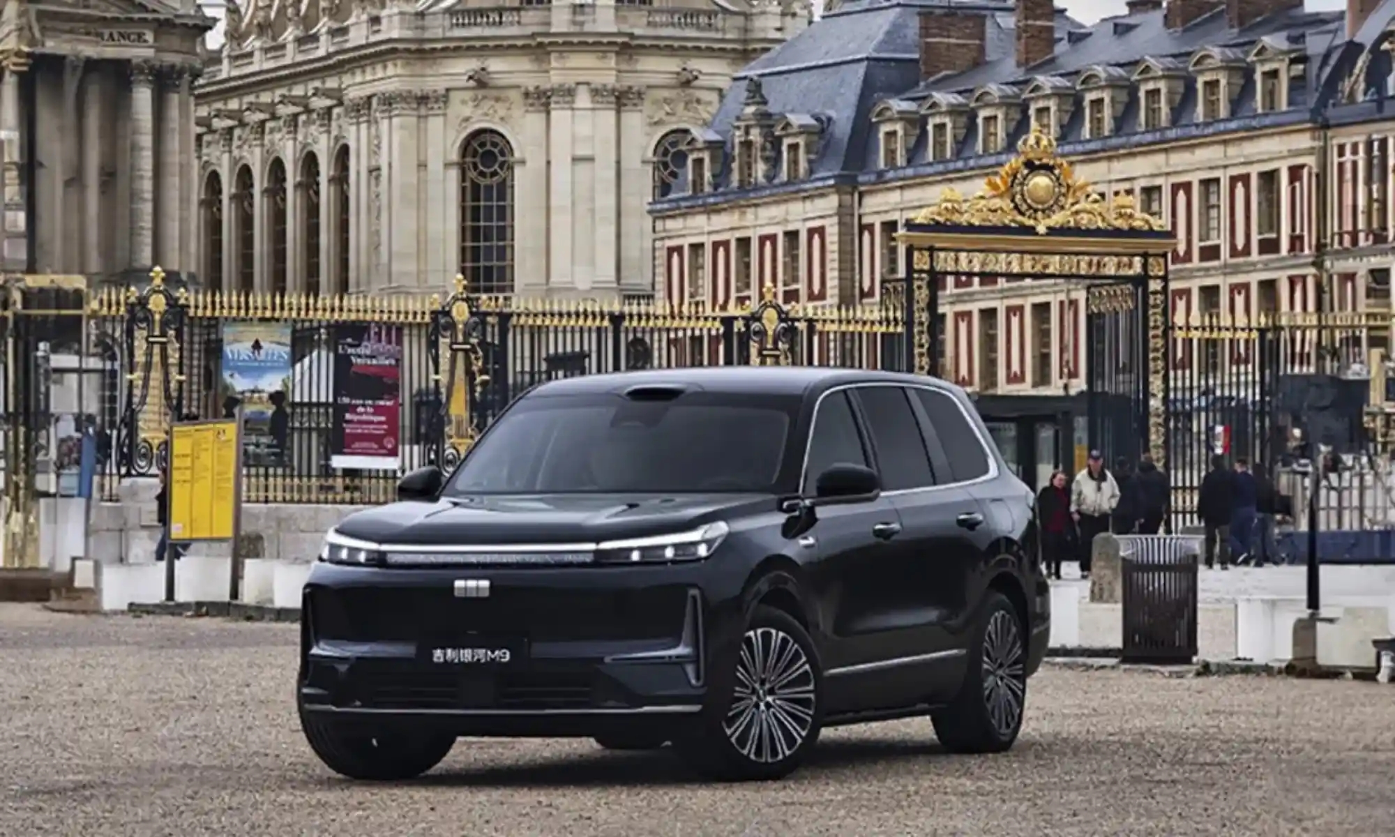 El Galaxy M9 en París tras completar un viaje de 18.000 kms por carretera.