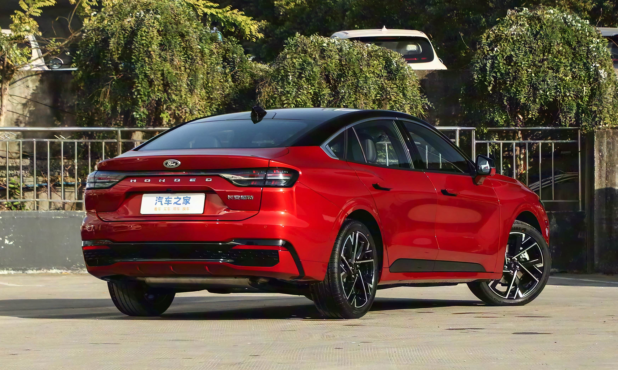 El Ford Mondeo vuelve a la vida en China como una berlina híbrida.