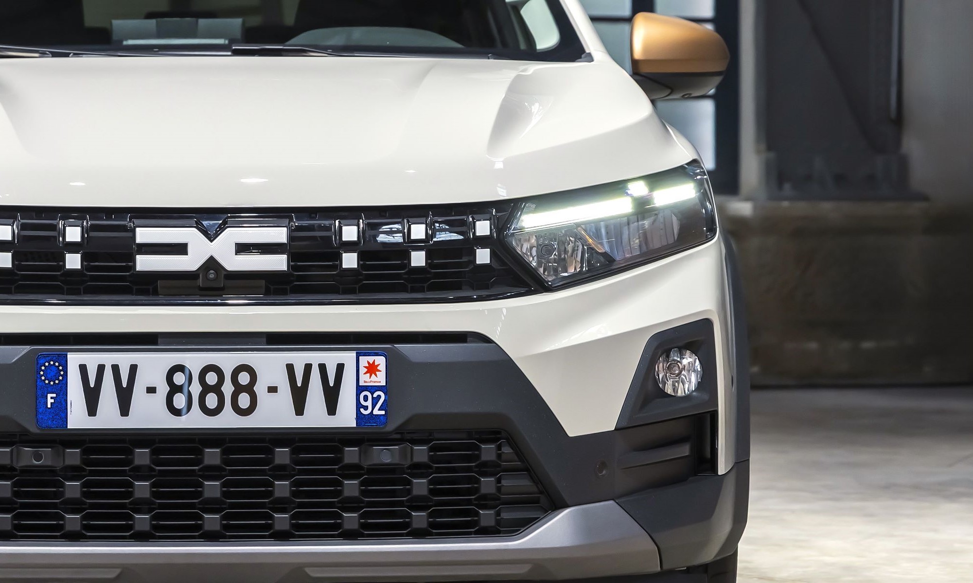 El híbrido más barato de Dacia es el renovado Dacia Jogger, que ofrece un enorme maletero de 607 litros y ya tiene precio en España.