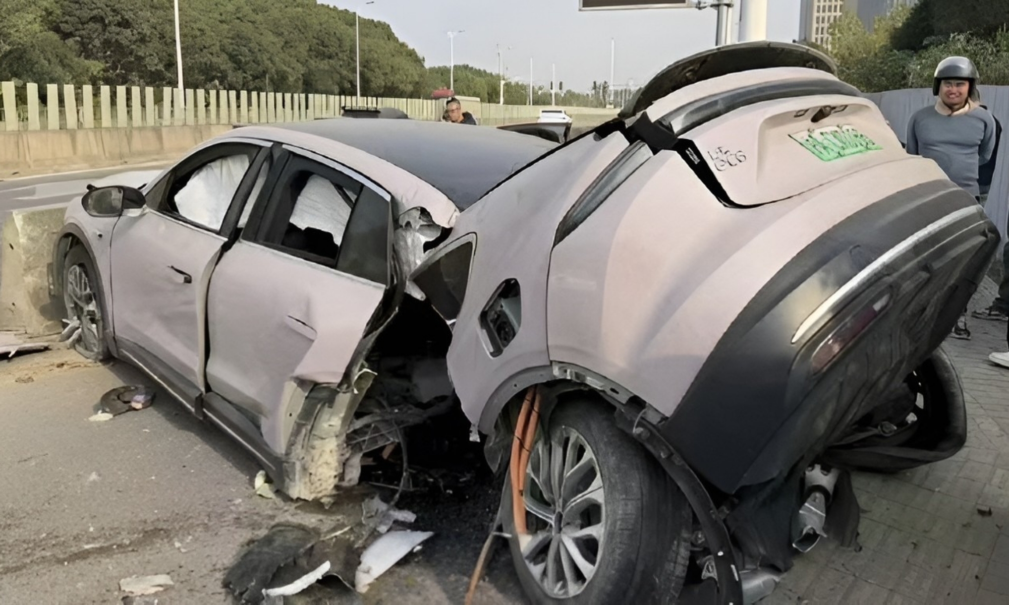 El coche ha quedado, literalmente, partido por la mitad tras el accidente.