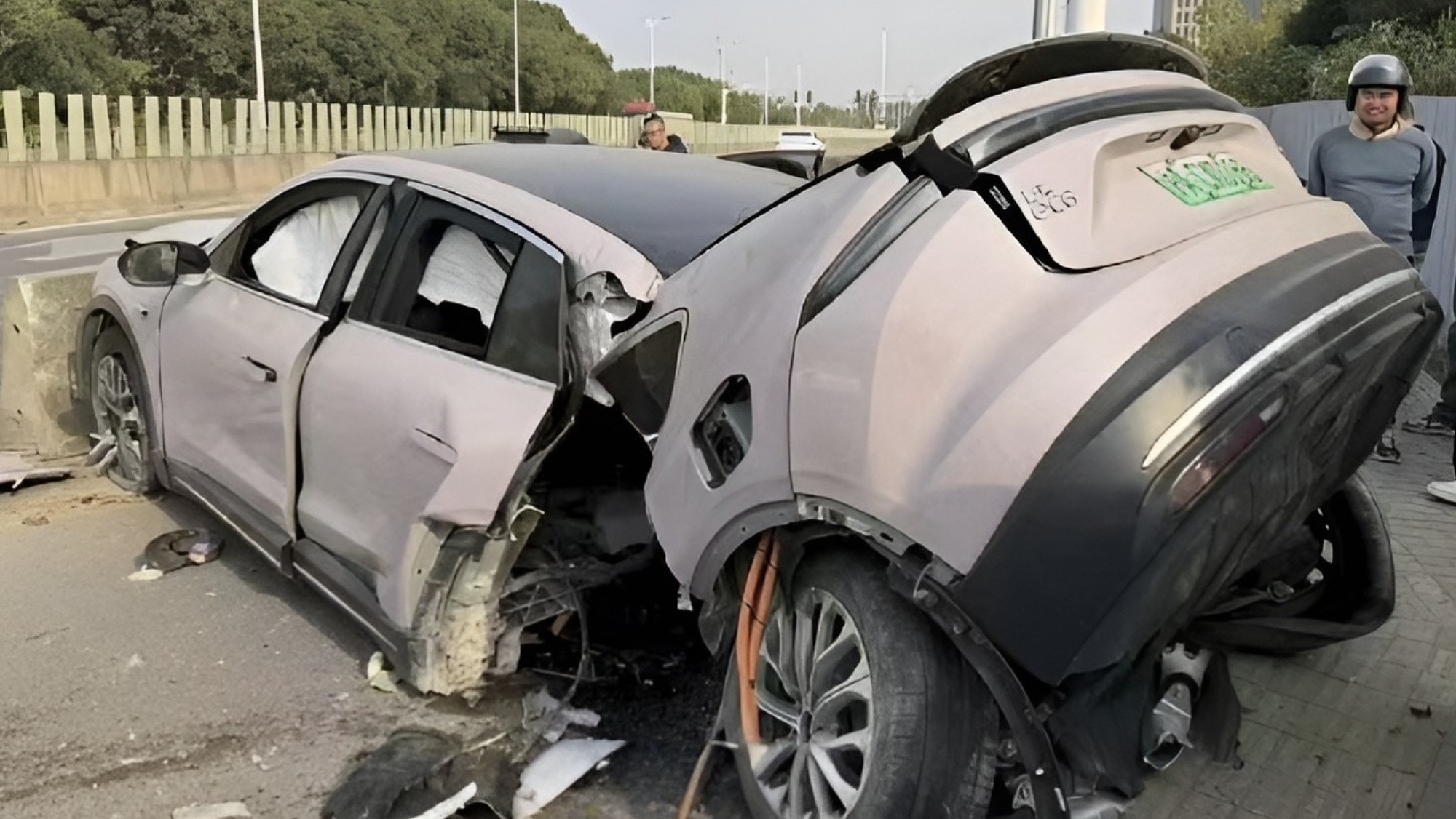 Seguridad a prueba de todo: Un coche eléctrico se parte en dos tras un brutal accidente en Shanghái y sus ocupantes sobreviven