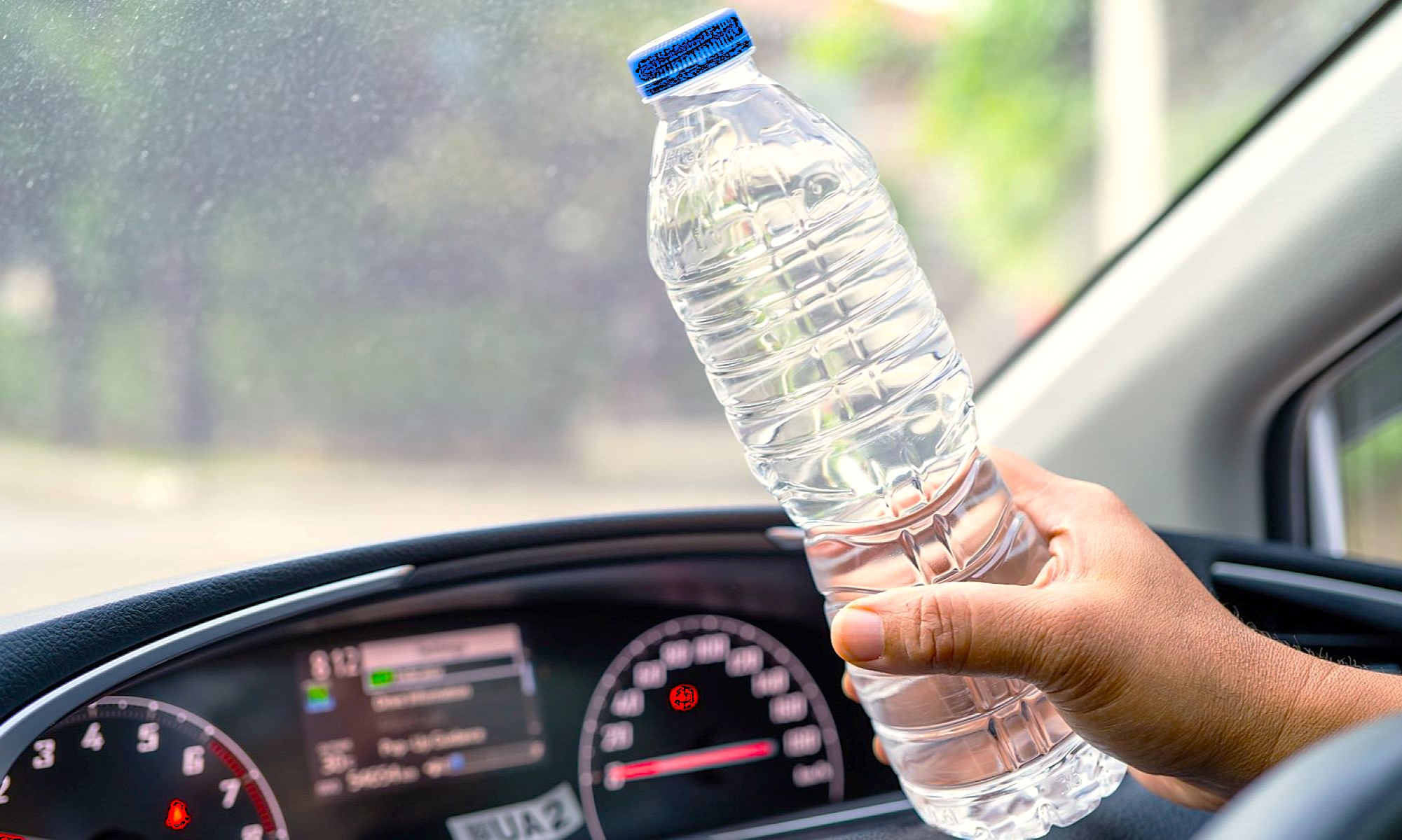Nos puede pasar a todos, pero el agua que se derramó de una botella en un Hyundai eléctrico supuso una factura en el taller ¡de 10.200 euros!