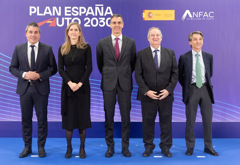 Pose Pedro Sanchez 400.000.000 euros ayudas directas compra coches electricos Gobierno España Plan Auto 2030