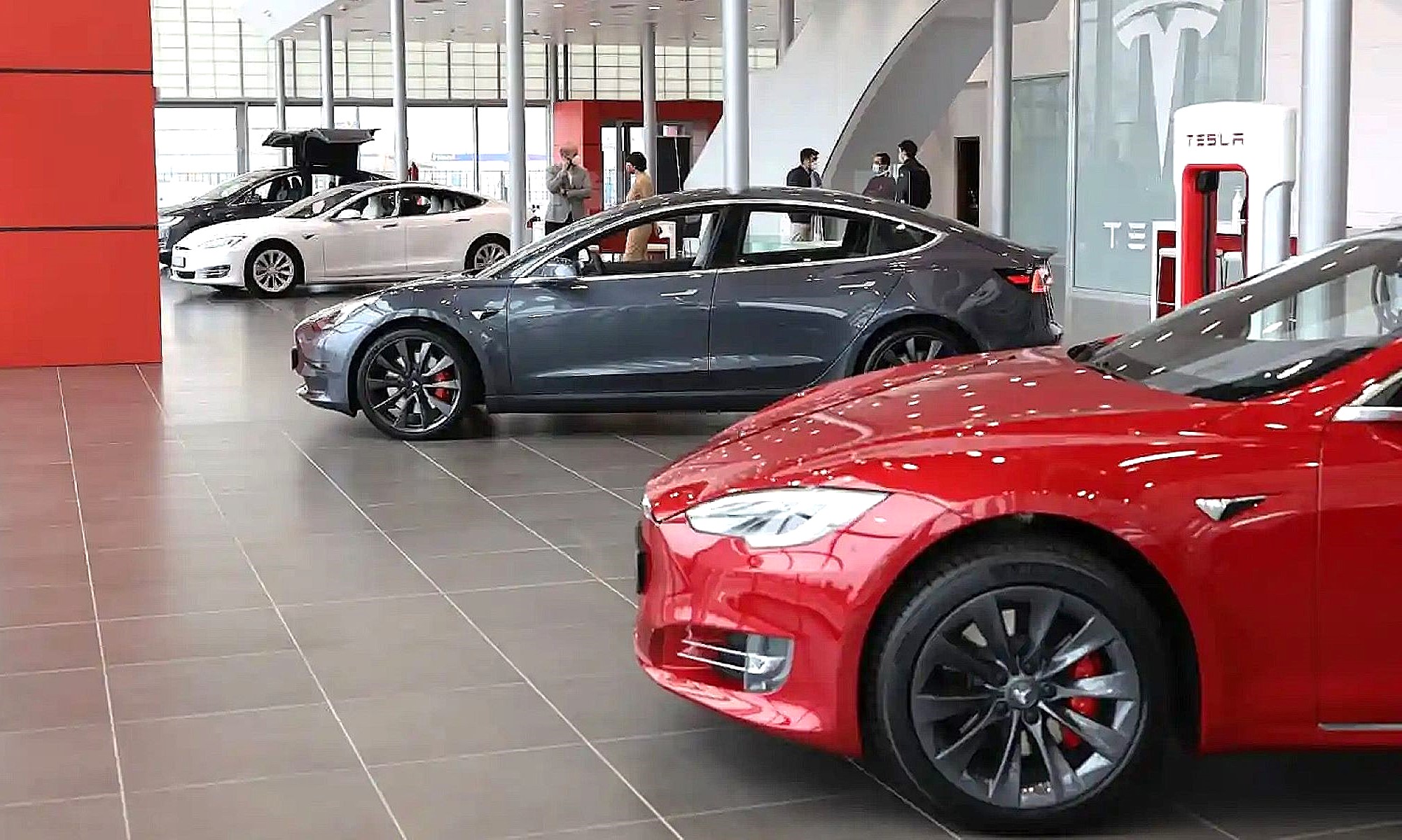 El Gobierno destinará 1.280 millones, 400 de ellos en ayudas directas a la compra, para incentivar la demanda de coches eléctricos en España.