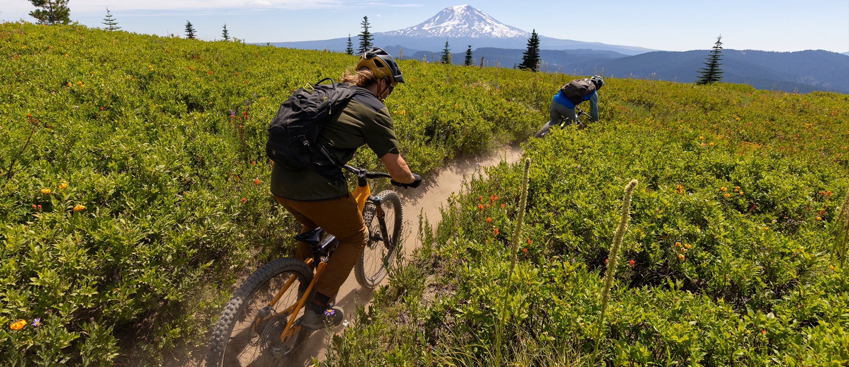 Dos corredores exploran con sus eBikes las entrañas de Oregón (Foto: Orbea).