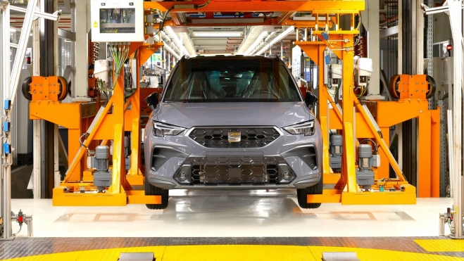 SEAT y CUPRA quieren fabricar hasta 300.000 coches eléctricos al año en Martorell, y la nueva planta de ensamblaje de baterías resulta crucial. SEAT y CUPRA quieren fabricar hasta 300.000 coches eléctricos al año en Martorell, y la nueva planta de ensamblaje de baterías resulta crucial.