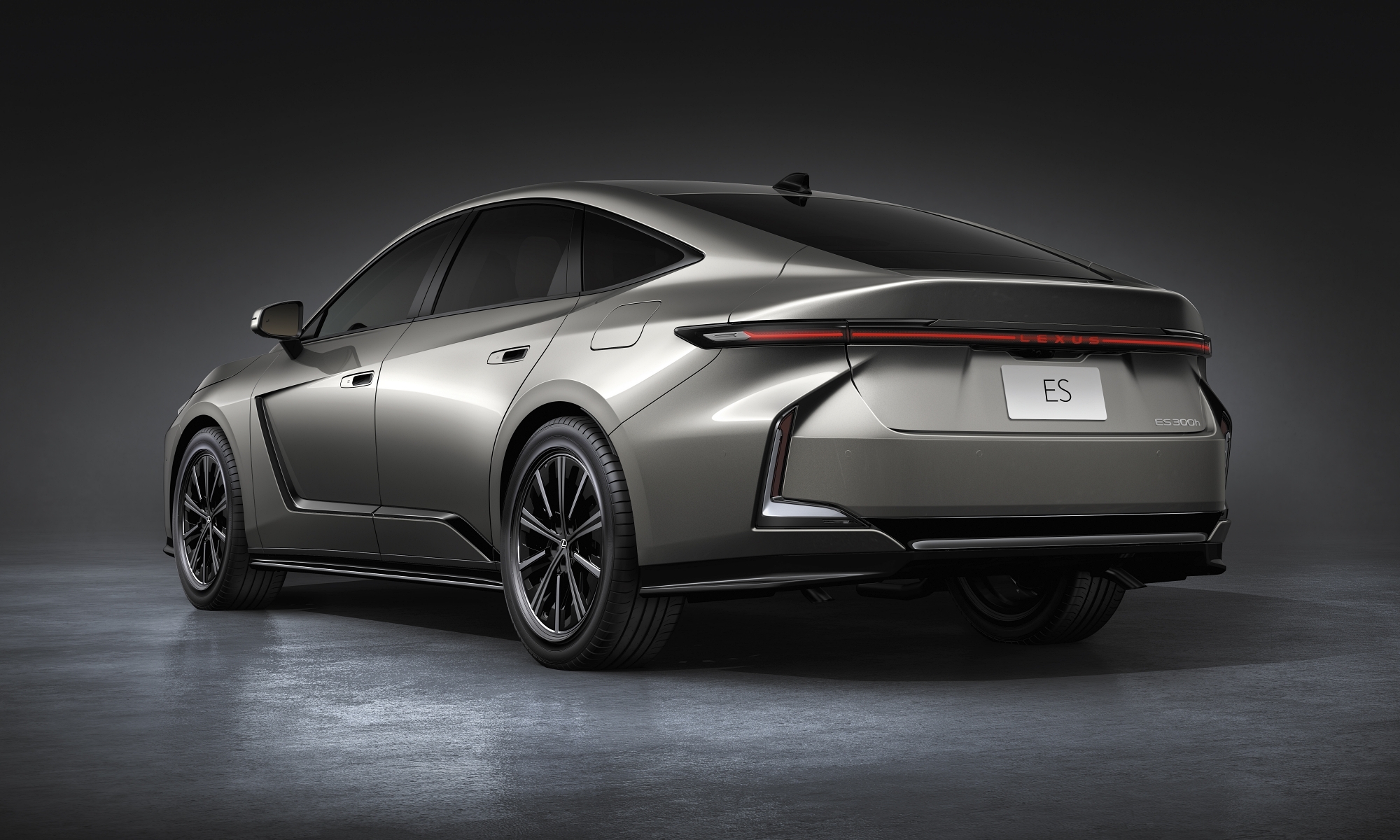 El nuevo ES llega transformado en una berlina de más de 5 metros de largo.