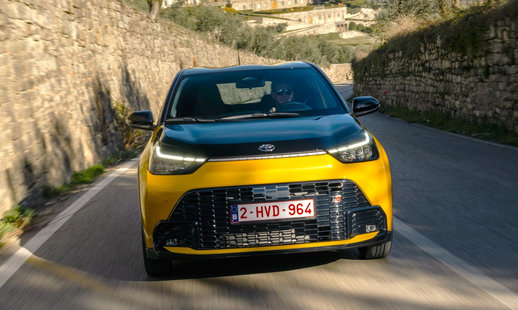 El rediseño de la tercera generación del Toyota Aygo pasa a equipar el fiable, casi irrompible, motor híbrido del Yaris y Yaris Cross.