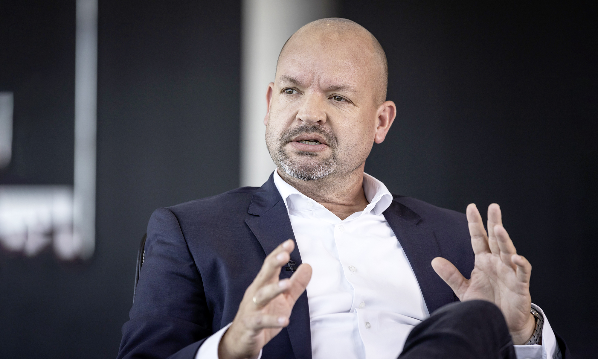 Jörg Burzer, jefe de Desarrollo de Mercedes-Benz, ha hecho una comparativa entre los coches eléctricos y los de combustión.