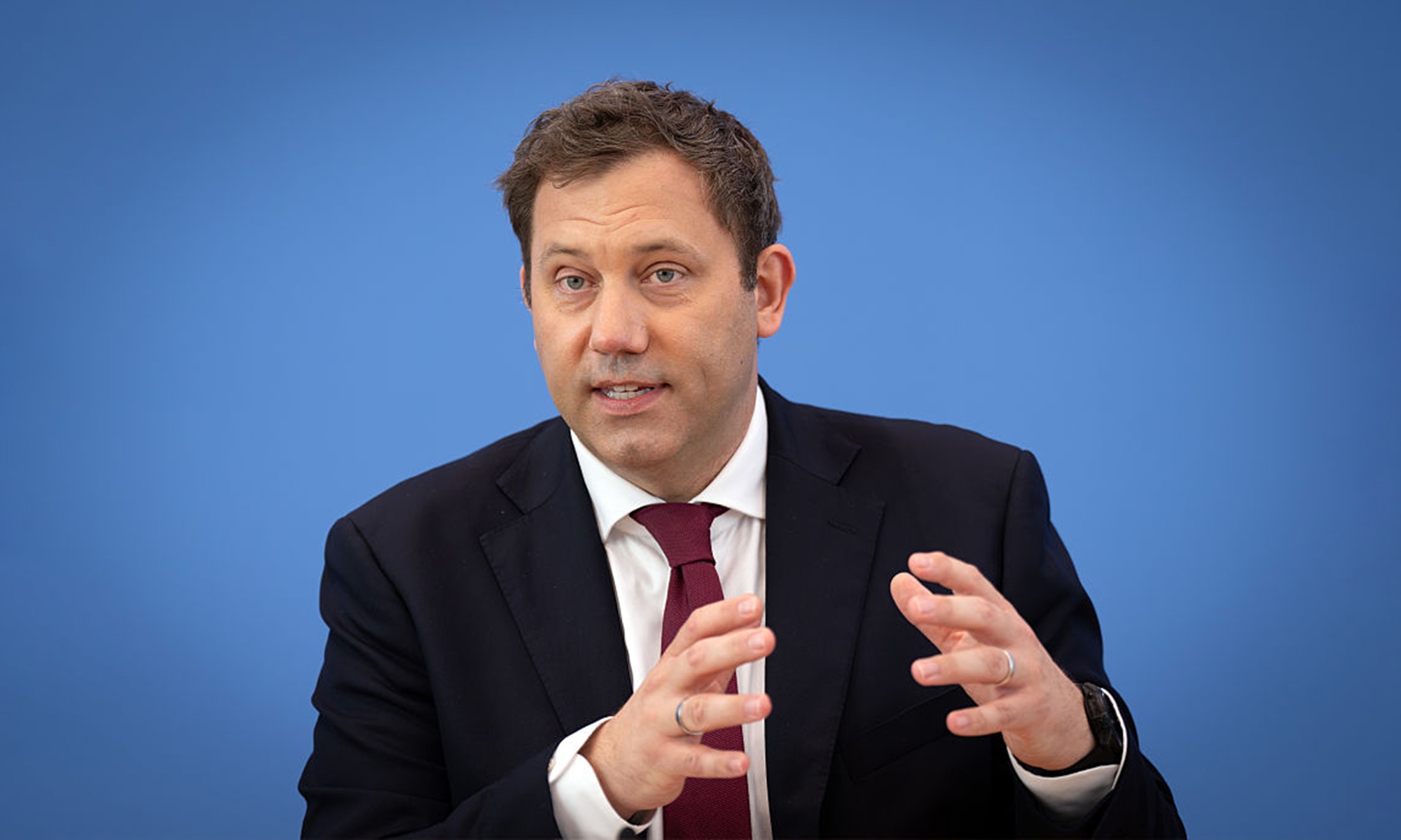 Lars Klingbeil lanza una advertencia clara a la industria automotriz: "el futuro es eléctrico".