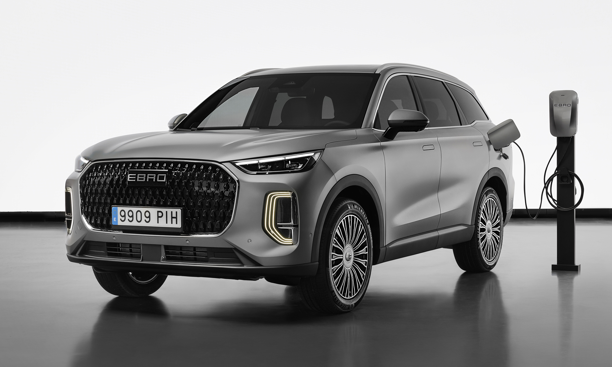 El EBRO S900 PHEV parte en España desde 53.300 euros sin incluir descuentos o ayudas disponibles.