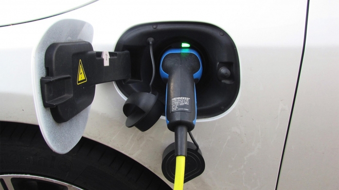 gobierno extiende deduccion 15 por ciento irpf coches electricos phev 2026 2