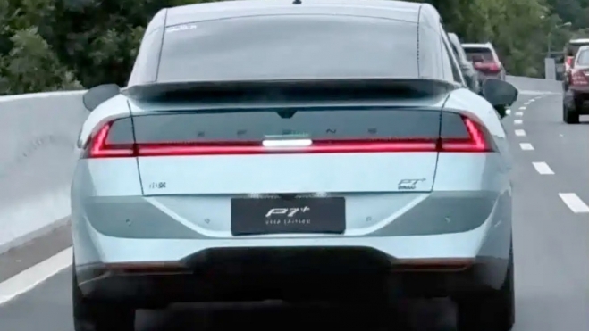 XPeng P7 EREV Trasera Foto Espía