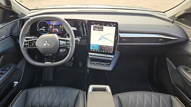 4,3 litros gasolina, fabrica España y 8 años garantia SUV híbrido Mitsubishi Grandis (20)