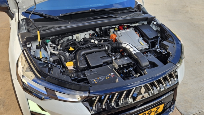 4,3 litros gasolina, fabrica España y 8 años garantia SUV híbrido Mitsubishi Grandis (7)