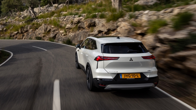 4,3 litros gasolina, fabrica España y 8 años garantia SUV híbrido Mitsubishi Grandis (14)