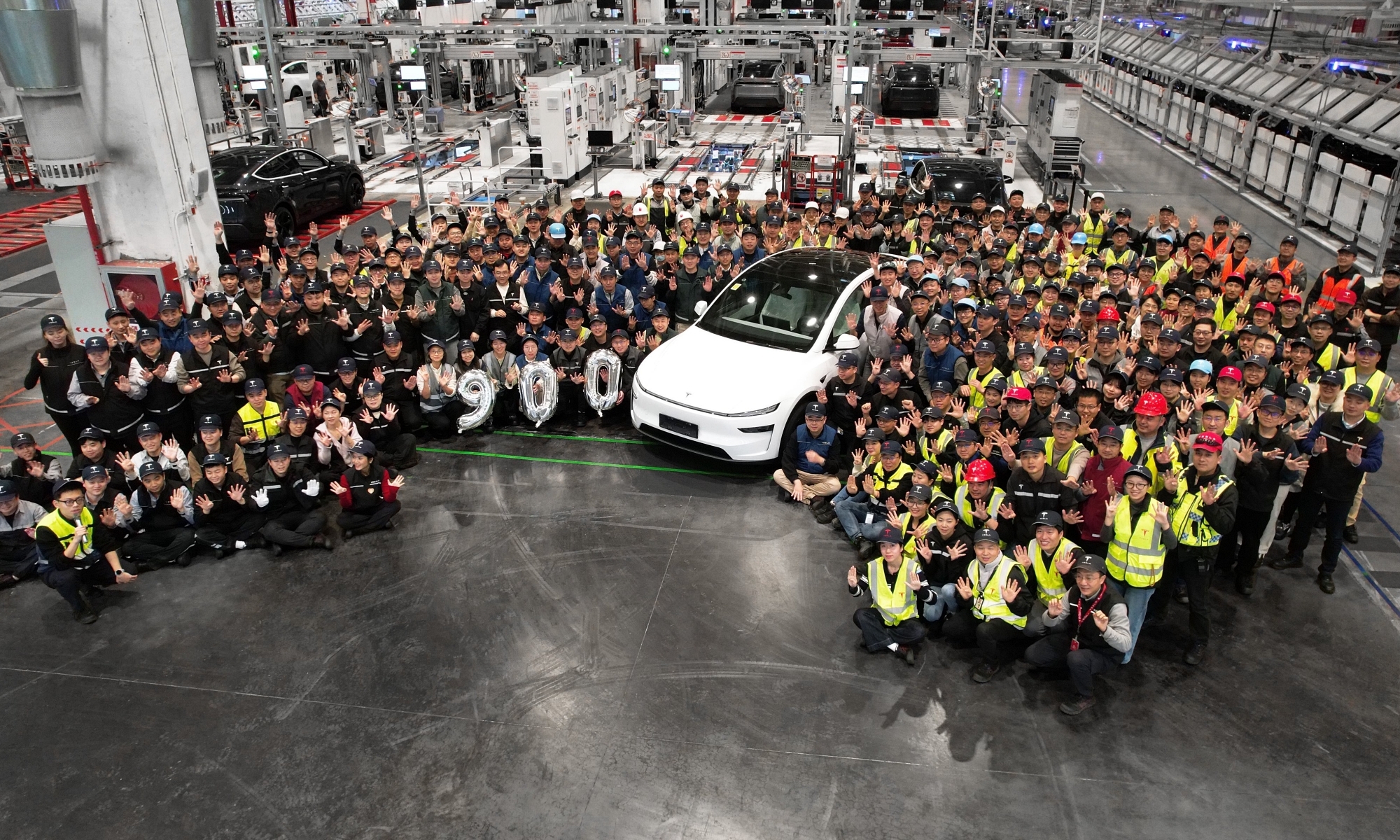 Los trabajadores de la fábrica de Shanghái celebran la producción de la unidad 9 millones.