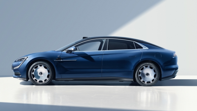 yangwang u7 1.006 km autonomía 1.341 CV Mercedes BYD mayor batería 2