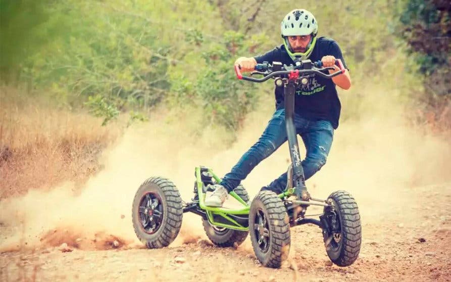  El EZRaider puede considerarse una mezcla entre un patinete electico todoterreno y un quad. 