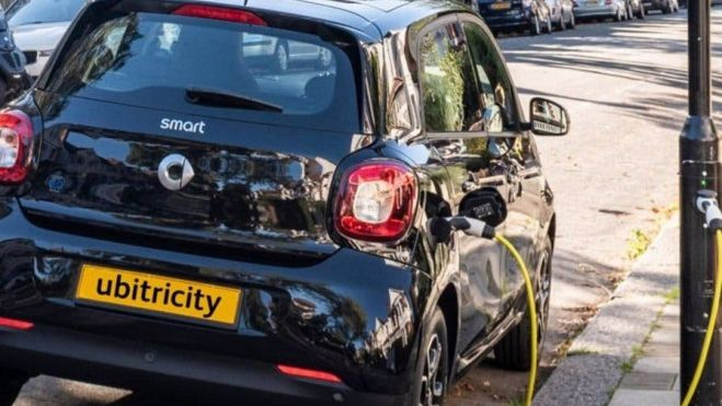  smart EQ forfour recargando en una farola de Londres 