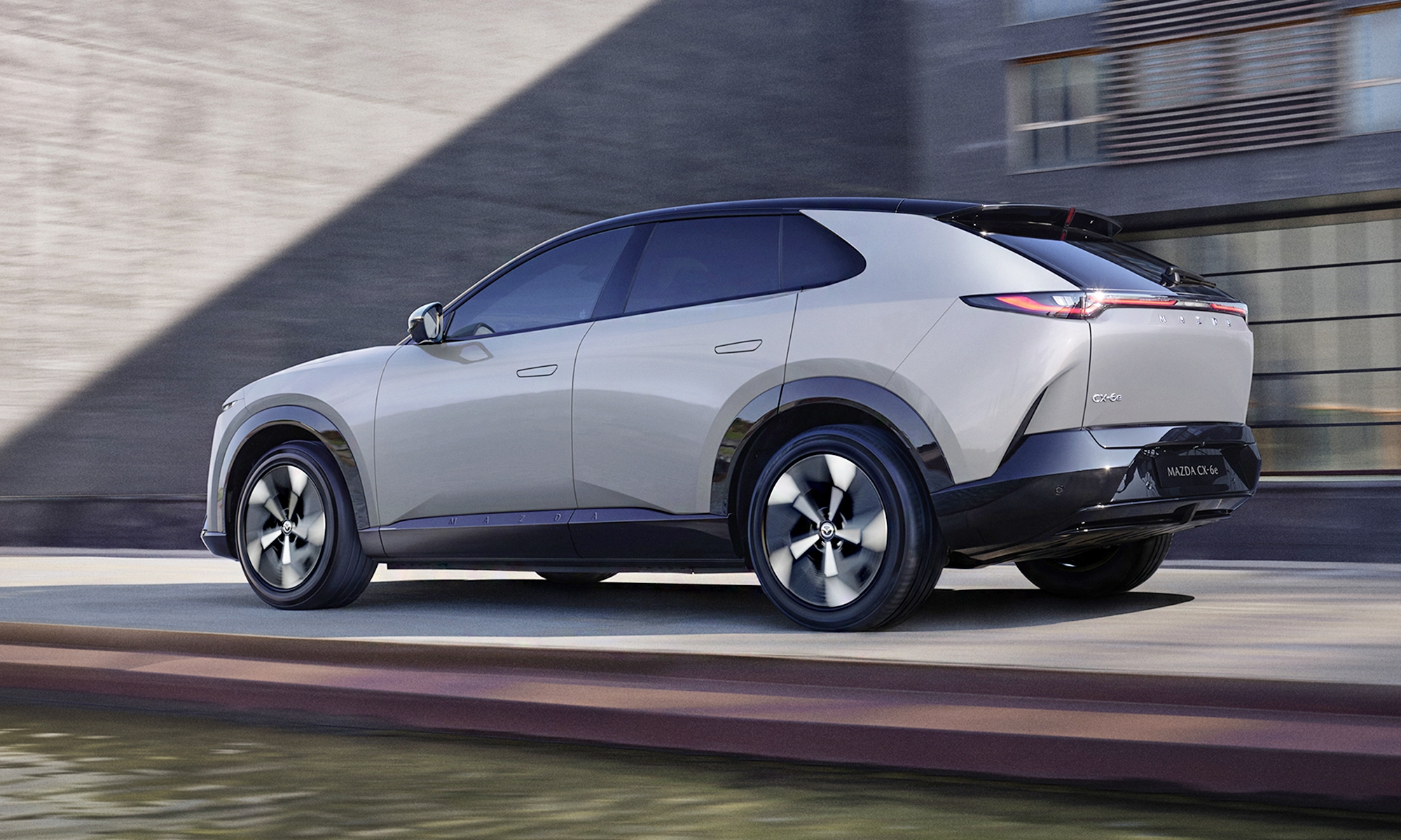 El Mazda CX-6e ya es una realidad en Europa y llegará al mercado muy pronto.