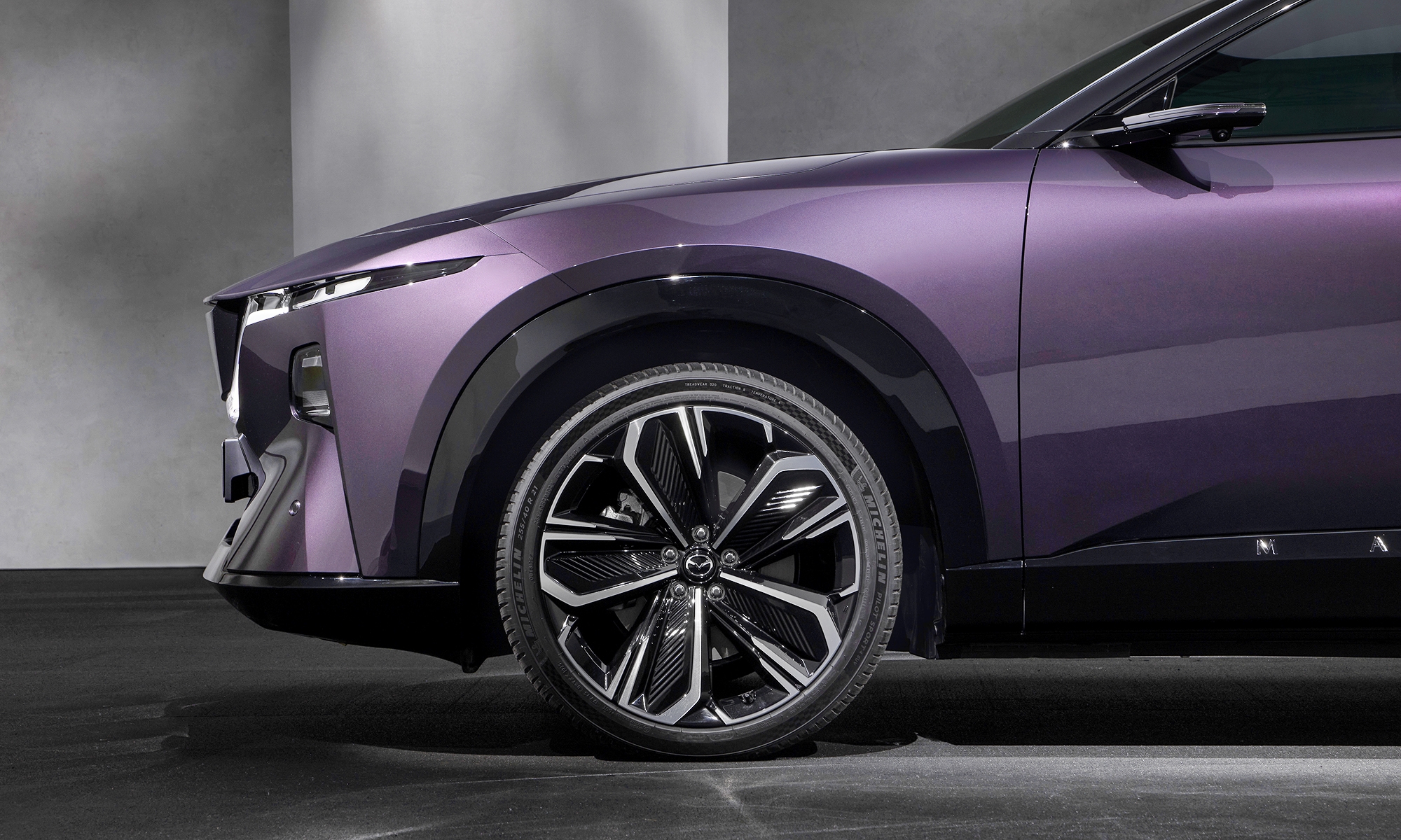 El Mazda CX-6e comenzará con sus entregas a comienzos del próximo verano.