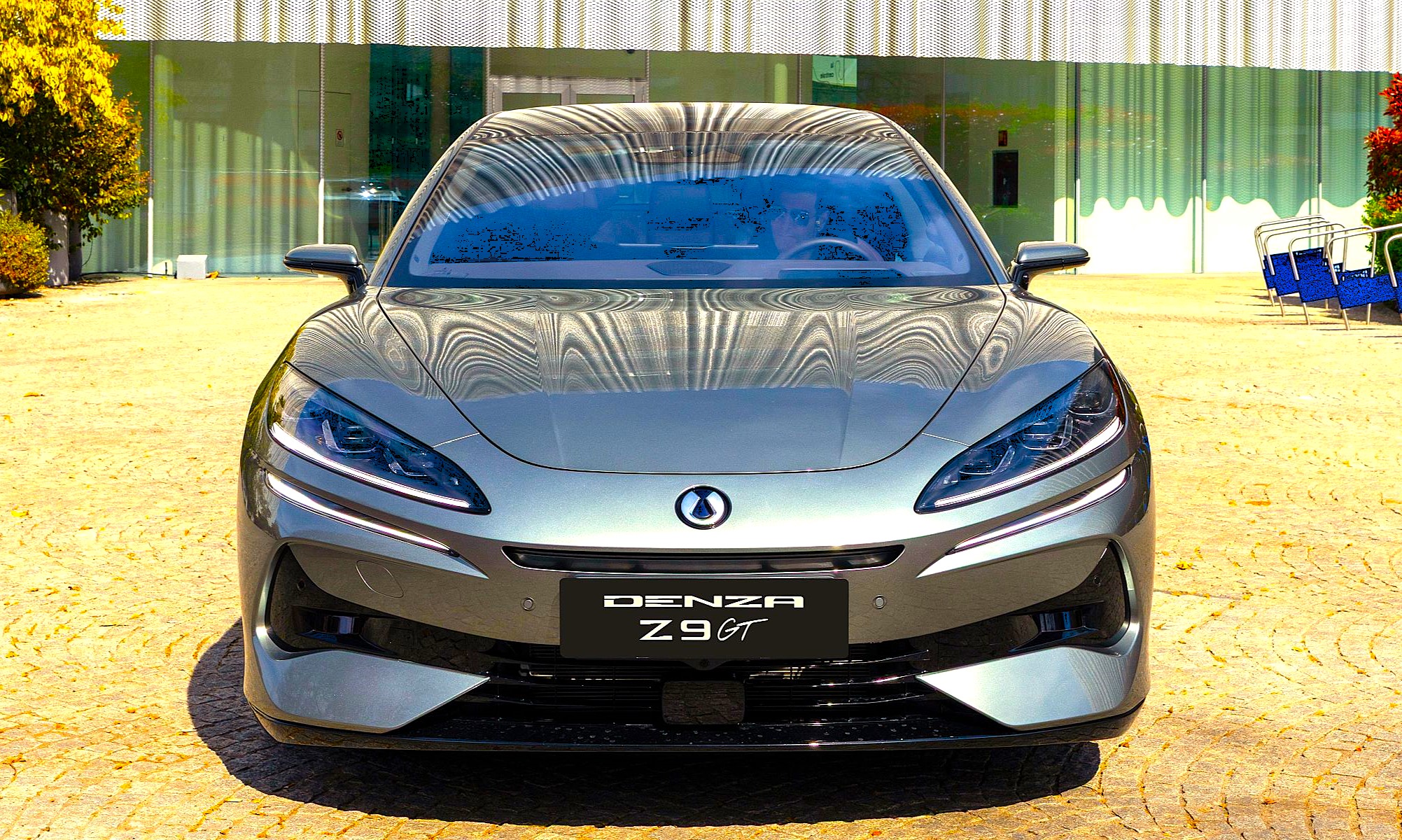 Junto al Denza Z9 GT, la marca premium de BYD desembarcará en España con el Denza D9, un monovolumen eléctrico de 7 plazas.