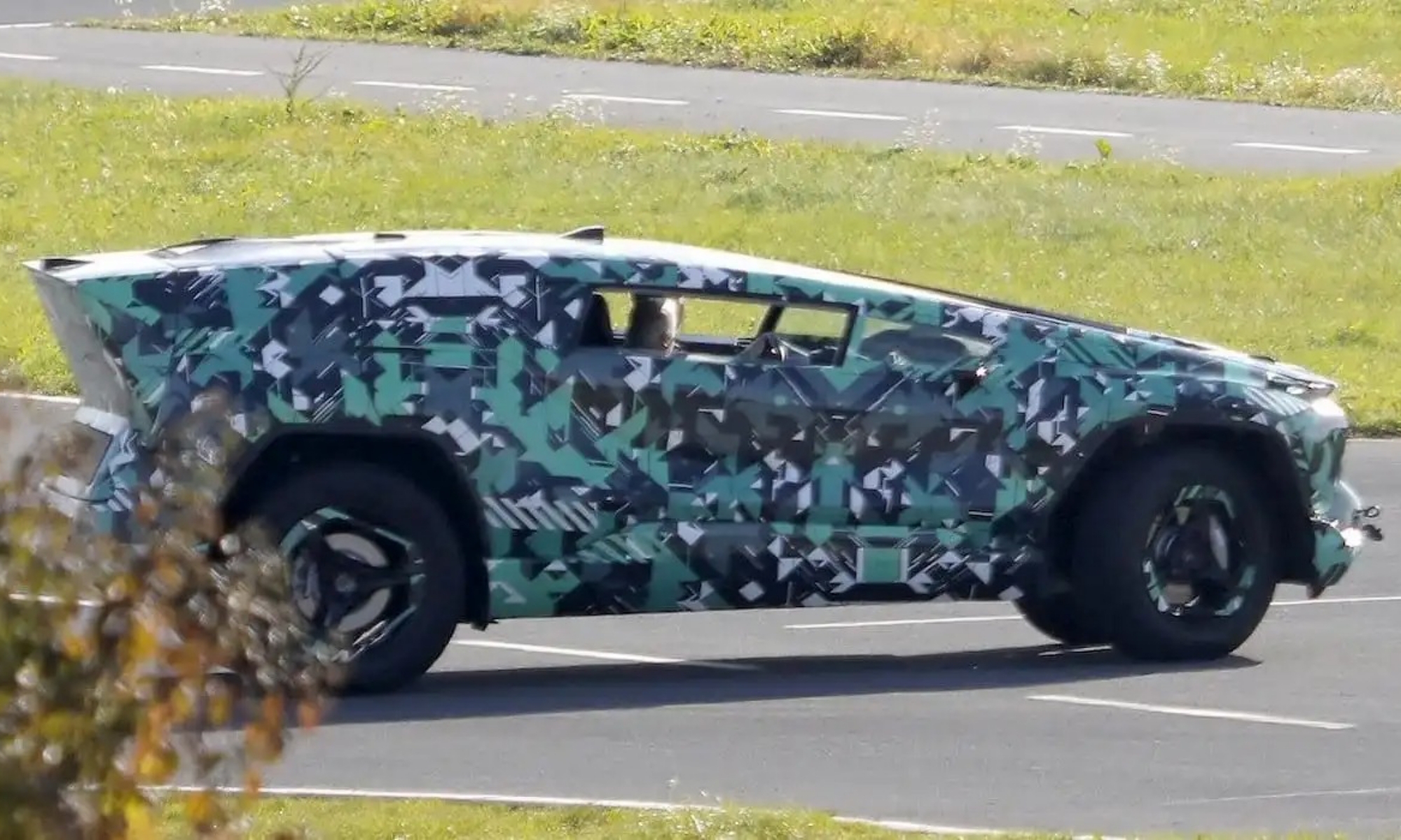 Ceer afirma tener el parabrisas más grande del mundo.