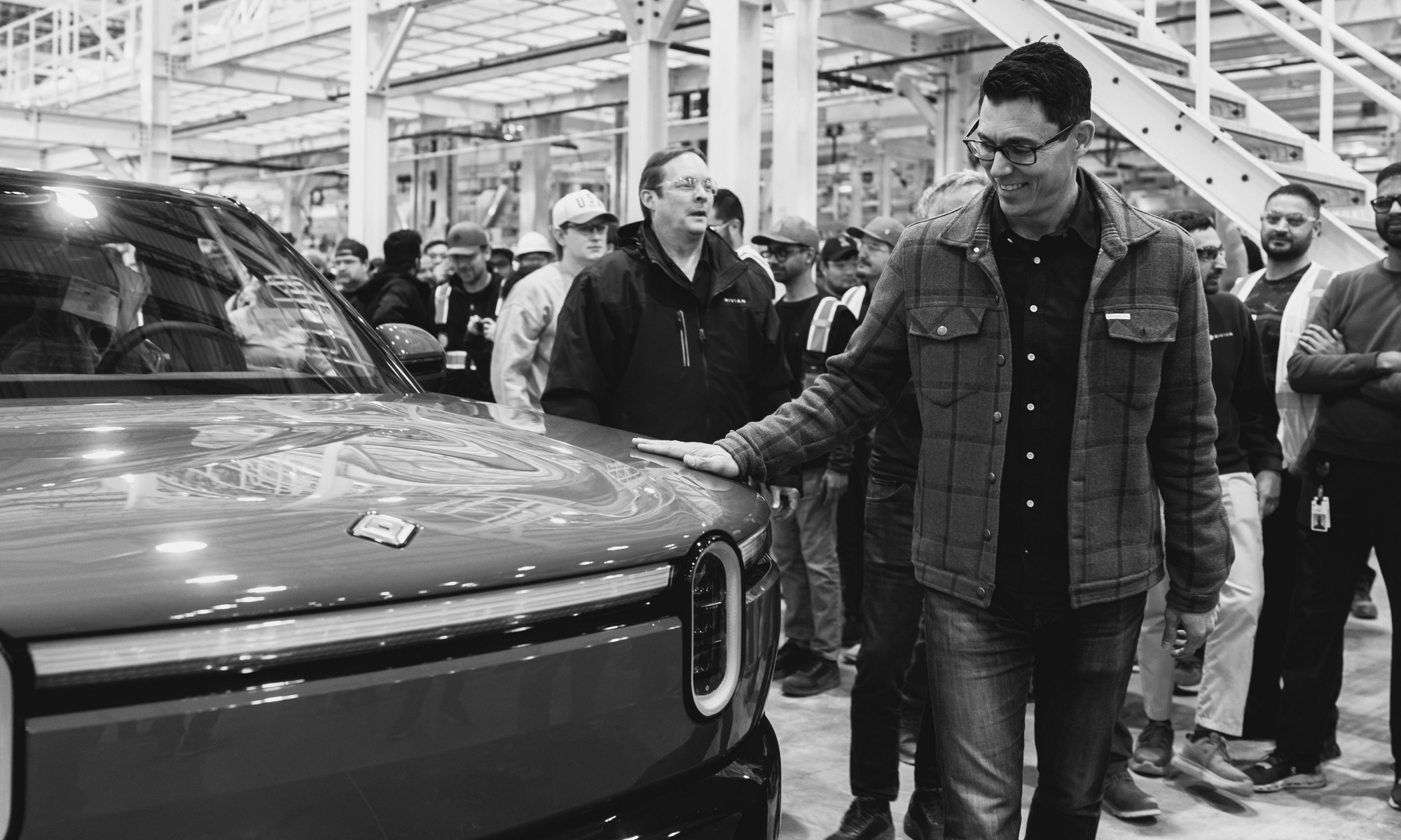 El CEO de Rivian, RJ Scaringe, junto a la primera unidad de validación del R2.